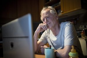 Lindenstra&szlig;e: Einsamer Geburtstag: Hans (Joachim H. Luger) schaut sich voller Wehmut alte Familienfotos an.