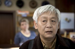 Lindenstra&szlig;e: Gung (Amorn Surangkanjanajai) schläft kaum noch vor Aufregung. Gabi (Andrea Spatzek) sieht dem gemeinsamen Auftritt in der Quiz-Show dagegen gelassen entgegen.