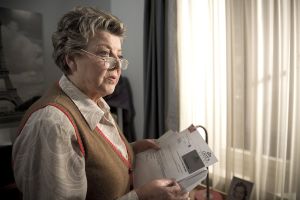 Lindenstra&szlig;e: Helga (Marie-Luise Marjan) überprüft Erichs Kreditkartenabrechnung und stutzt: Woher stammen die vielen unklaren Abbuchungen?