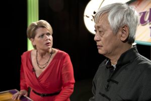 Lindenstra&szlig;e: Kleine Pause in der Quizshow: Gabi (Andrea Spatzek) wartet auf Gungs (Amorn Surangkanjanajai) Antwort.