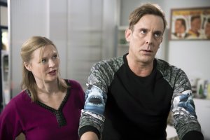 Lindenstra&szlig;e: Tanja (Sybille Waury) sorgt sich um ihren Kollegen Lotti (Gunnar Solka). Der wirkt neuerdings ständig gestresst.