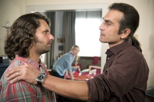 Lindenstra&szlig;e: Vasily (Hermes Hodolides, r) reist zu seinem Vater nach Griechenland. Er überlässt Manolis (Adam Bousdoukos) und Sandra (Julia Beerhold) so lange das „Akropolis“.