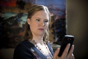 Lindenstra&szlig;e: Tanja (Sybille Waury) versucht vergeblich, Lotti zu erreichen. Dabei muss sie ihn dringend sprechen…