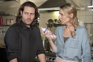 Lindenstra&szlig;e: Allein zu Hause: Sandra (Julia Beerhold) und Manolis (Adam Bousdoukos) müssen sich zusammenraufen.