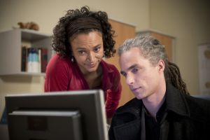 Lindenstra&szlig;e: Momo (Moritz Zielke) zeigt Iris (Sarah Masuch), was ihre Tochter im Internet gepostet hat.