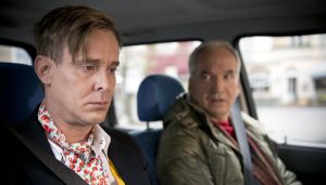 Lindenstraße: Auch Käthe (Claus Vincon, re) macht sich große Sorgen um Lotti (Gunnar Solka) und dessen Kaufsucht.
