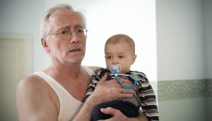 Lindenstraße: Tür zu, Schlüssel drinnen: Hans (Joachim H. Luger) hat sich samt Baby Emil ausgesperrt.