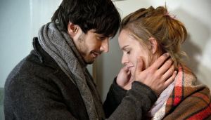 Lindenstraße: Ben (Valentin Schreyer) kümmert sich liebevoll um die kranke Jack (Cosima Viola).