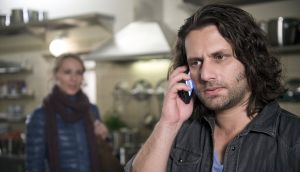 Lindenstraße: Manolis (Adam Bousdoukos) telefoniert mit seiner Tochter in Griechenland. Sie möchte studieren und braucht Geld (li: Julia Beerhold).