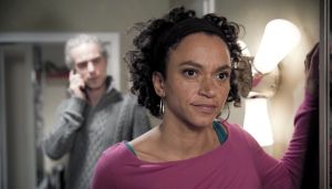 Lindenstraße: Iris (Sarah Masuch) kann es kaum fassen: Ihre Tochter hat Momo (Moritz Zielke) im Internet beleidigt.