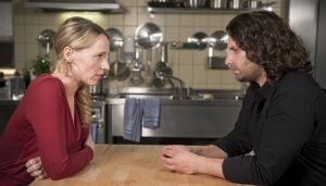 Lindenstraße: Manolis (Adam Bousdoukos) macht vor Sarah (Julia Beerhold) reinen Tisch.