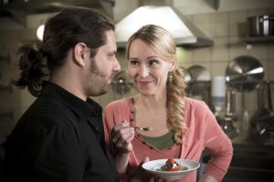 Lindenstraße: Liebe geht durch den Magen: Sandra (Julia Beerhold) und Manolis (Adam Bousdoukos) kommen sich näher.