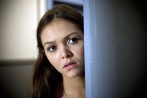 Lindenstraße: Erwischt: Chantal (Lilian Büchner) beobachtet die Turtelei zwischen Sandra und Manolis.