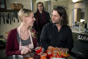 Lindenstraße: Vasily (Hermes Hodolides, M) kehrt nach längerer Pause ins „Akropolis“ zurück und ist verblüfft, wie gut sich Sandra (Julia Beerhold) und Manolis (Adam Bousdoukos) mittlerweile verstehen.