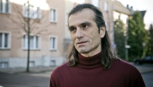Lindenstraße: Ahnt Vasily (Hermes Hodolides), was sich zwischen Sandra und Manolis abgespielt hat?
