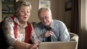 Lindenstraße: Helga (Marie-Luise Marjan) hilft Hans (Joachim H. Luger) bei der Jobsuche im Internet.