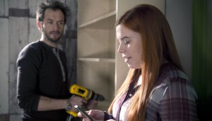 Lindenstraße: Alex (Joris Gratwohl) wundert sich, dass Sarah (Julia Stark) neuerdings so viele SMS erhält. Ist sie etwa verliebt?