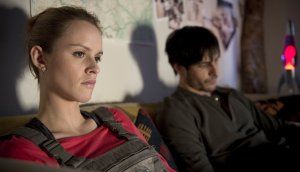 Lindenstraße: Jack (Cosima Viola) macht sich Sorgen um Ben (Valentin Schreyer). Sie spürt, dass ihr Freund unglücklich ist.