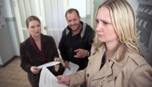 Lindenstraße: Lisa (Sontje Peplow, re) ist entsetzt, Tanja (Sybille Waury) besorgt: Olli (Willi Herren) hat Briefe zweifelhaften Inhalts im Haus Nr. 3 verteilt.