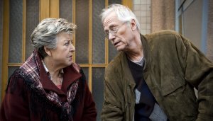 Lindenstraße: Helga (Marie-Luise Marjan) sieht mit Sorge, dass Hans (Joachim H. Luger) mit der derzeitigen Situation völlig überfordert ist.