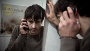 Lindenstraße: Ben (Valentin Schreyer) leidet unter den Nebenwirkungen der Medikamente und holt sich telefonischen Rat.