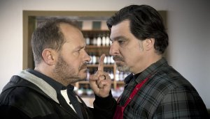 Lindenstraße: Olli (Willi Herren, li) erpresst Murat (Erkan Gündüz) und verlangt Schutzgeld für den Bioladen.