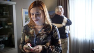 Lindenstraße: Sarah (Julia Stark) ist frisch verliebt und tauscht mit ihrem Lover Nachrichten aus (re: Joachim H. Luger).