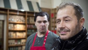 Lindenstraße: Olli (Wili Herren, re) setzt Murat (Erkan Gündüz) erneut unter Druck und verlangt Schutzgeld.