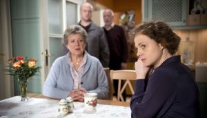 Lindenstraße: Klaus (Moritz A. Sachs, 2.v.l.) ist geschockt, Helga (Marie-Luise Marjan, li) und Schiller (Bill Mockridge) sind überrascht: Nastya (Anja Antonowicz) ist zurück.