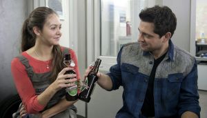 Lindenstraße: Handwerker unter sich: Chantal (Lilian Büchner) und Enzo (Toni Snetberger) genießen ihr Feierabend-Bier.