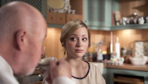 Lindenstraße: Lea (Anna Sophia Claus, li: Bill Mockridge) ist Ostern zu Helga und Erich gekomen und wirkt erfrischend positiv.
