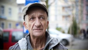 Lindenstraße: Adi (Philipp Sonntag) macht sich Sorgen um seinen Kumpel Ben.