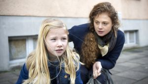 Lindenstraße: Nastya (Anja Antonowicz, re) nimmt Kontakt zu Mila (Trixie Janson) auf. Sie will ihre Tochter zurückgewinnen.