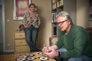 Lindenstraße: Wie soll es weitergehen? Andy (Jo Bolling) ist genervt durch Gabis (Andrea Spatzek) nächtliches Dauerschnarchen.
