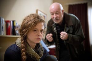 Lindenstraße: Erich (Bill Mockridge) redet auf Nastya (Anja Antonowicz) ein. Sie soll sich Milas ablehnende Haltung nicht zu Herzen nehmen.