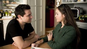 Lindenstraße: Enzo (Toni Snetberger) ist sich nicht sicher, ob Chantal (Lilian Büchner) seine Gefühle erwidert.