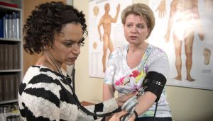 Lindenstraße: Dr. Brooks (Sarah Masuch, li) untersucht Gabi (Andrea Spatzek): Was könnten die Ursachen für das permanente nächtliche Schnarchen sein?