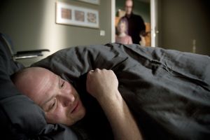 Lindenstraße: Klaus (Moritz A. Sachs, li) geht es gar nicht gut. Mila (Trixie J.) und Philipp (Philipp Neubauer) machen sich Sorgen.