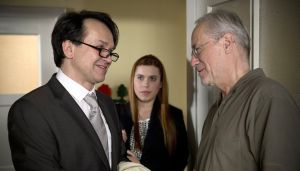 Lindenstraße: Sarah (Julia Stark) beobachtet aufmerksam die erste Begegnung zwischen ihrem Vater (Joachim H. Luger, re) und ihrem Lover Andreas (Martin May).
