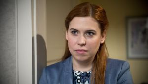 Lindenstraße: Sarah (Julia Stark) ist glücklich. Ihr Liebhaber Andreas macht bei seinem Antrittsbesuch eine gute Figur.