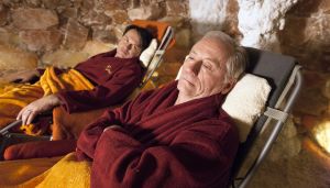 Lindenstraße: Neue Freunde: Hans (Joachim H. Luger, re) und Andreas (Martin May) besuchen bereits gemeinsam einen Spa-Bereich.