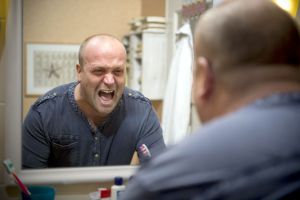 Lindenstraße: Stress pur: Klaus (Moritz A. Sachs) brüllt seine ganze Anspannung heraus.