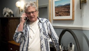 Lindenstraße: Andy (Jo Bolling) forscht nach Gabi. Hat er etwa vergessen, dass seine Frau verreist ist?
