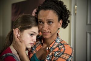 Lindenstraße: Iris (Sarah Masuch, re) verspricht Lara (Greta Short), die Schuldigen des Cybermobbing herauszufinden.