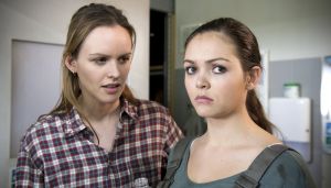 Lindenstraße: Jack (Cosima Viola, li) fragt Chantal (Lilian Büchner), ob Enzo wirklich der richtige Partner für ihre weiteren Pläne ist.