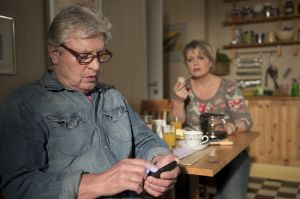 Lindenstraße: Keine Diskussion: Andy (Jo Bolling) will im Urlaub nach Bonassola, obwohl Gabi (Andrea Spatzek) nach Abwechslung verlangt.
