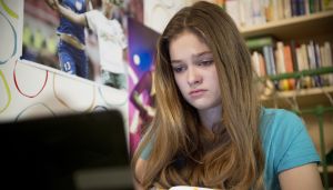 Lindenstraße: Lara (Greta Short) entdeckt weitere diskriminierende Fotos von sich im Internet.