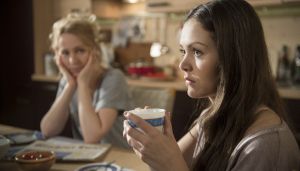 Lindenstraße: Sandra (Julia Beerhold, l) erkennt Chantal (Lilian Büchner) nicht wieder. Ihre Tochter reagiert ihr gegenüber aggressiv.