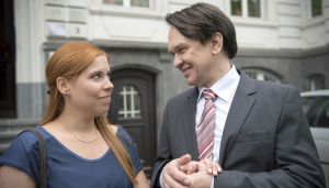 Lindenstraße: Andreas (Martin May) überrascht Sarah (Julia Stark) mit der Info, dass er seine Frau verlassen will.