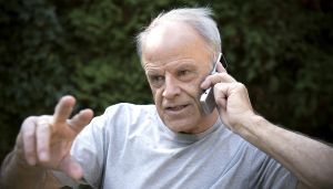 Lindenstraße: Alarmierender Anruf für Hajo (Knut Hinz): Er muss seine Mutter aus dem Pflegeheim holen.